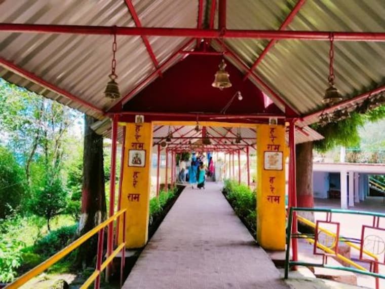 Praying at Hanuman Tok_4